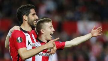 El jugador del Athletic de Bilbao Raúl García celebra junto a Muniain tras marcar el segundo gol ante el Sevilla.