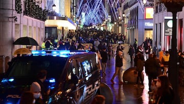 MADRID, 19/12/2020.- Vista de la calle Preciados de Madrid, en cuyas inmediaciones se han producido controles de acceso para peatones en dirección a la Puerta del Sol para evitar aglomeraciones de público, esta noche en Madrid.- EFE/VÍctor Lerena.