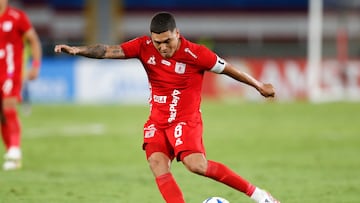 GR3001. CALI (COLOMBIA), 27/05/2025.- Juan Fernando Quintero de América patea el balón este martes, en un partido de la fase de grupos de la Copa Sudamericana entre América de Cali y Racing en el estadio Olímpico Pascual Guerrero en Cali (Colombia). EFE/ Ernesto Guzman