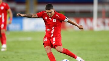 GR3001. CALI (COLOMBIA), 27/05/2025.- Juan Fernando Quintero de América patea el balón este martes, en un partido de la fase de grupos de la Copa Sudamericana entre América de Cali y Racing en el estadio Olímpico Pascual Guerrero en Cali (Colombia). EFE/ Ernesto Guzman
