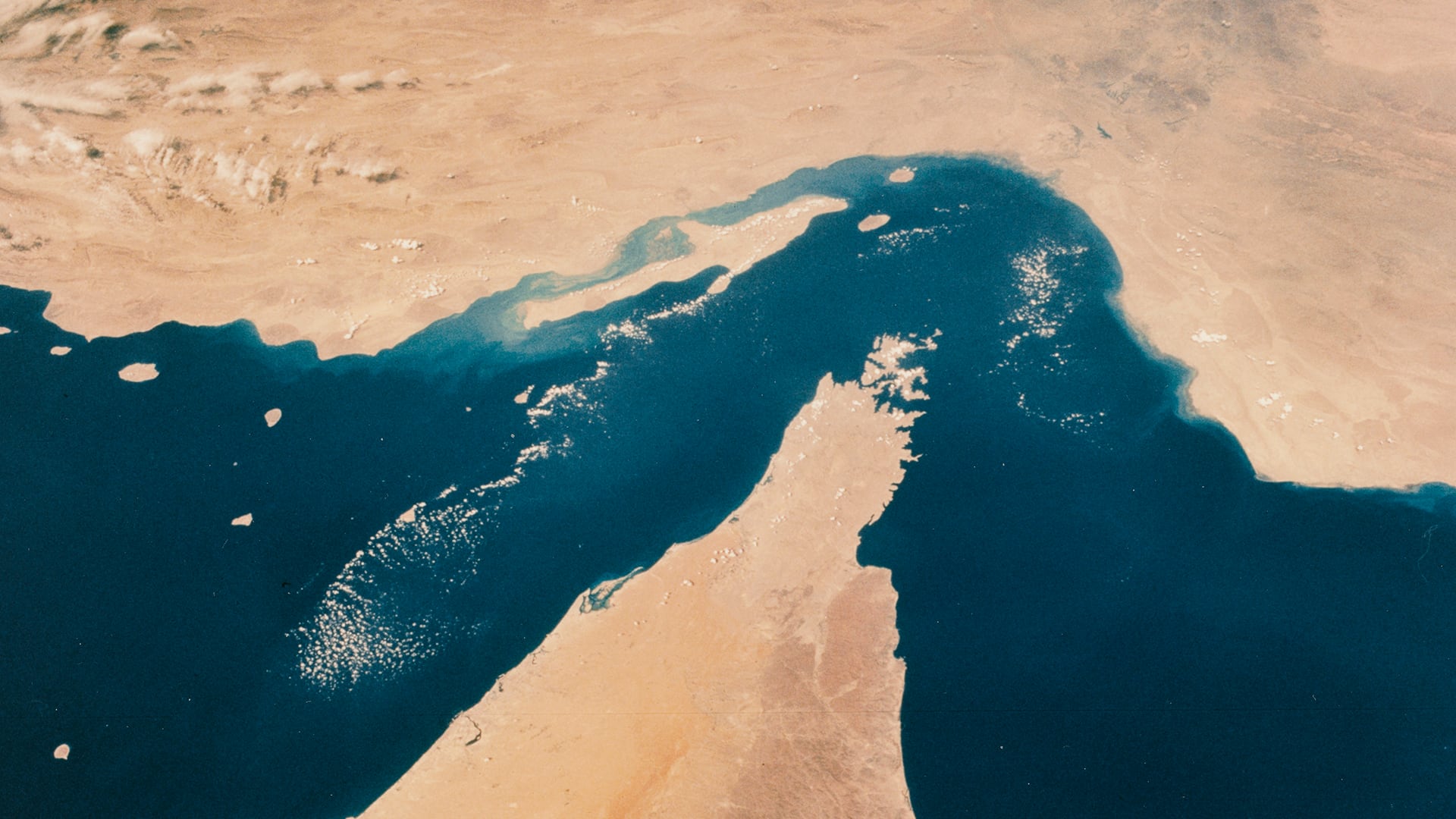 El Estrecho de Ormuz es un ejemplo primordial de un estrecho natural con una inmensa importancia geopolítica y económica a escala mundial. En su punto más estrecho, mide solo unos 33 a 55 kilómetros de ancho. Une el Golfo Pérsico (también conocido como Golfo Arábigo) con el Golfo de Omán, el cual a su vez se conecta con el Mar Arábigo y, finalmente, con el Océano Índico.