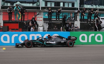 Los compañeros de equipo de Mercedes celebran que el piloto británico Lewis Hamilton ganó el Gran Premio de Eifel de Fórmula Uno alemán en el circuito de Nuerburgring 