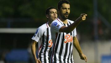 Santiago Salcedo celebra un gol con Libertad.