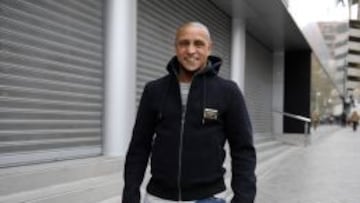Roberto Carlos junto al Santiago Bernabéu en marzo de 2012.