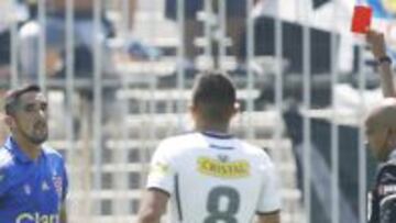 Jorge Osorio le muestra la tarjeta roja a Osvaldo González. Se pensaba que podría recibir dos fechas, pero solo se perderá el duelo con Palestino.