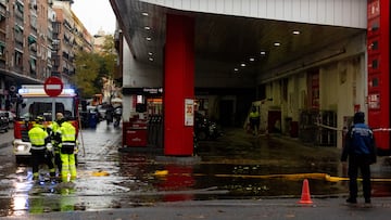 Bomberos evacúan una balsa de agua de una gasolinera, en la Avenida de la Ciudad de Barcelona, a 14 de diciembre de 2022, en Madrid (España). Se mantiene activado la situación de preemergencia del Plan Especial de Protección Civil ante el riesgo de inundaciones en la Comunidad de Madrid (INUNCAM). La Agencia Estatal de Meteorología, por su parte, mantiene activada la alerta amarilla por fuertes lluvias en toda la región salvo en la Sierra.
14 DICIEMBRE 2022;MADRID;EVACUACIÓN BALSA;GASOLINERA;INUNDACIÓN;BOMBEROS
Eduardo Parra / Europa Press
14/12/2022