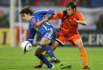Mismo partido. Clausura 2006. Aquí Aránguiz lucha un balón con un joven Colocho Iturra.