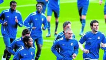 <b>SONRIENTE. </b>Karim Benzema corre entre Keita y Grosso, durante el calentamiento del Olympique de Lyon ayer, en el Camp Nou.