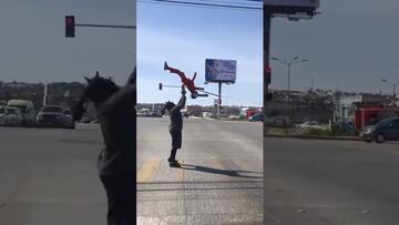 Padre e hijo se vuelven virales en semáforo tras su espectáculo de lucha libre