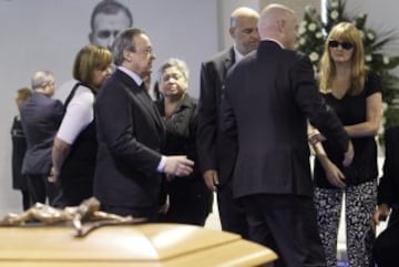 El presidente del Real Madrid, Florentino Pérez (2i), se dispone a dar el pésame a los familiares en la capilla ardiente del presidente de honor del Real Madrid, Alfredo Di Stéfano, instalada en el palco de honor del Santiago Bernabéu. 