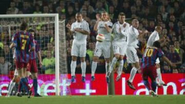 Ronaldinho intenta marcar de falta ante una barrera formada por Ronaldo, Guti, Beckham, Zidane y Roberto Carlos
