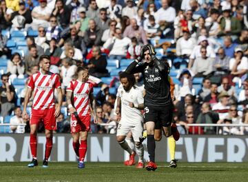 En el tiempo añadido el guardameta belga subió a un córner que consiguió rematar pero el balón se le marchó desviado.