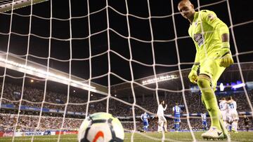 El portero del Deportivo, Rubén, tras el tercer gol del Real Madrid, durante el partido de la primera jornada de Liga en Primera Division que se juega esta noche en el estadio de Riazor, en A Coruña. EFE/Lavandeira jr