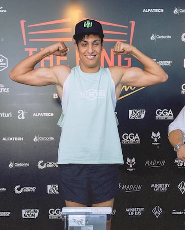 Imane Khelif nació el 2 de mayo de 1999 (25 años) en Tiaret, Argelia. Ha representado a Argelia en los Juegos Olímpicos de Japón 2020 y en los actuales de París 2024. También representó a su país en el Campeonato Mundial de Boxeo Femenino AIBA 2019, en el Campeonato Mundial de Boxeo Femenino IBA 2022 y, fue descalificada antes de su pelea por el oro en el Campeonato Mundial de Boxeo Femenino IBA 2023 por altos niveles de testosterona. 