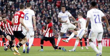 Iñaki Williams y MIlitao ante un disparo de Kroos.