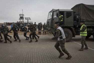 Antes de tirar de la cuerda, todos deben haber subido al camión, los delegados los comprueban y vuelvan a bajar corriendo para afrontar el siguiente reto.
