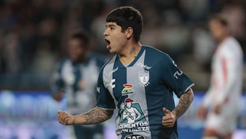 Javier López festeja un gol con Pachuca.