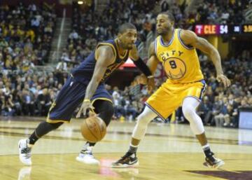 Kyrie Irving y Andre Iguodala.