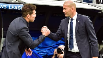 Atletico Madrid's Argentinian coach Diego Simeone (L) shakes hands with Real Madrid's French coach Zinedine Zidane beofre the UEFA Champions League semifinal first leg football match Real Madrid CF vs Club Atletico de Madrid at the Santiago Bernabeu stadium in Madrid, on May 2, 2017. / AFP PHOTO / GERARD JULIEN
PUBLICADA 03/05/17 NA MA18 2COL