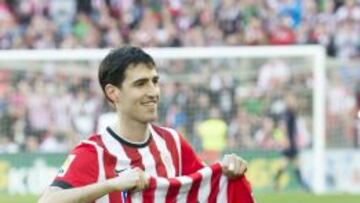 Iraola porta una camiseta del Athletic que conmemor&oacute; su partido 500 como rojiblanco.