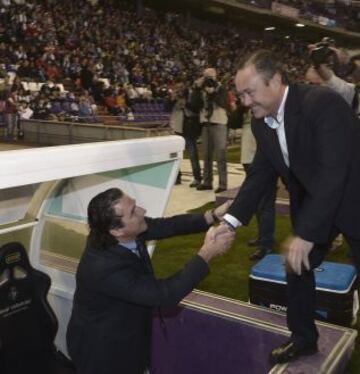 Pizzi y Juan Ignacio Martínez se saludaron antes del comienzo del partido.