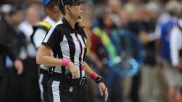 Sarah Thomas única árbitro femenina de la NFL.
