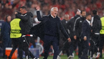 SL Benfica's Portuguese head coach Jose Mourinho reacts during the UEFA Champions League league phase day 4 football match between SL Benfica and Bayer Leverkusen at Estadio da Luz in Lisbon on November 5, 2025. (Photo by FILIPE AMORIM / AFP)