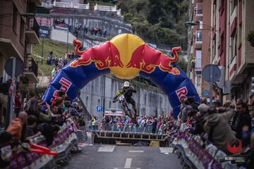 Descenso urbano en MTB por el centro de Bilbao. Prueba UCI C1 y Open de España de DH que se disputa los días 4 y 5 de abril.  Edgar Carballo buscará mantener la txapela que ganó en 2019 imponiéndose al joven francés Anthony Chirossel y al británico Harry Molloy. En féminas, Telma Torregrosa intentará imponerse a la vigente campeona Veronika.