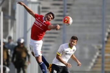 El jugador de Universidad Católica, Juan Carlos Espinoza, izquierda, disputa el balón con Martin Tonso de Colo Colo durante el partido de primera división en el estadio Monumental de Santiago, Chile.