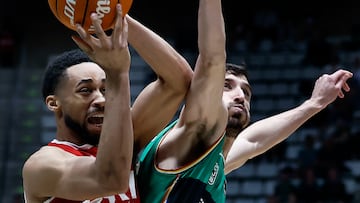 BADALONA (BARCELONA), 13/04/2025.- Hunt (i), del Baxi Manresa, intenta avanzar ante la oposición de Vives (d), del Joventut de Badalona, durante el partido de la Liga Endesa jugado este domingo en el Olímpic de Badalona. EFE/ Andreu Dalmau