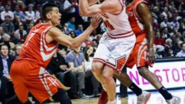 Mike Dunleavy disputa el bal&oacute;n con Jeremy Lin y James Harden.