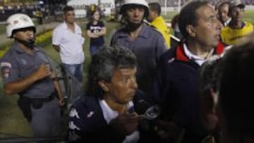 El entrenador de Tigre, Gorosito, habla con los medios tras acabar la primera parte de la final de la Copa Sudamericana.