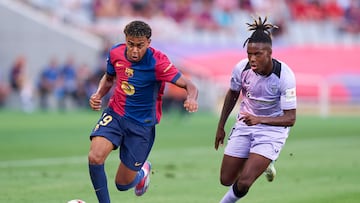 BARCELONA, SPAIN - AUGUST 24: Lamine Yamal of FC Barcelona competes for the ball with Nico Williams of Athletic Club during the La Liga match between FC Barcelona and Athletic Club at Camp Nou on August 24, 2024 in Barcelona, Spain. (Photo by Pedro Salado/Getty Images)