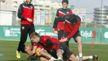 Mandi y Vergos bromean, ayer, sobre el césped del campo de entrenamiento ante la mirada y las risas de Ilie, Espinosa y Álex Felip.