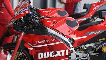 Las dos GP20 de Ducati durante los test de pretemporada en Valencia.
