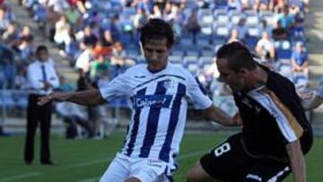 <b>A ESPERAR. </b>Pablo Sánchez lucha por un balón durante el partido de ayer, en el que el Decano estuvo cerca de su primera victoria.