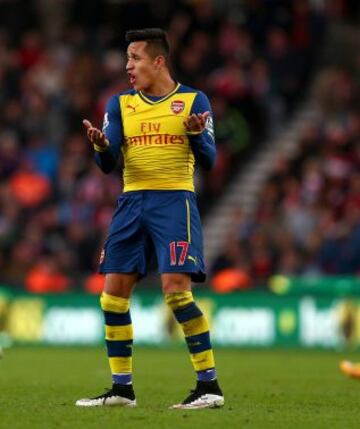 Alexis S&aacute;nchez jug&oacute; todo el partido y pese a algunas buenas jugadas, no pudo ayudar al Arsenal que pag&oacute; caro el p&eacute;simo primer tiempo.