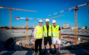 Gavi, Yamal y Pedri se fotograf¨ªan con las obras del Camp Nou de fondo.