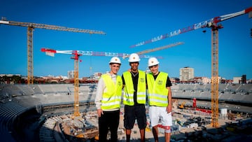 Gavi, Yamal y Pedri se fotografían con loas obras del Camp Nou de fondo.