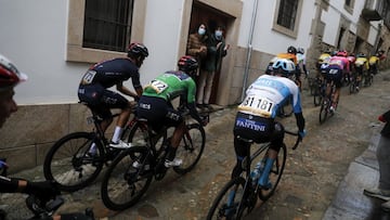 07/11/20 VUELTA CICLISTA A ESPA„A 2020 CORONAVIRUS COVID-19 ETAPA 18 SEQUEROS - ALTO DE LA COVATILLA PELOTON A SU PASO POR CANDELARIO CARAPAZ VUELTA A ESPAÑA 2020