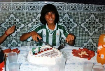 Uno de los grandes jugadores del Sevilla, José Antonio Reyes, con la camiseta del Betis en su infancia. 