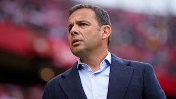 SEVILLA, ESPAÑA - 20 DE NOVIEMBRE: Javi Calleja, entrenador del Deportivo Alaves mira durante el partido de La Liga Santander entre Sevilla FC y Deportivo Alaves en el Estadio Ramón Sánchez Pizjuan el 20 de noviembre de 2021 en Sevilla, España.