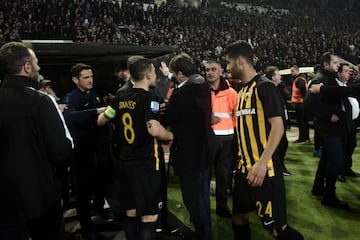 El partido entre PAOK de Salónica y AEK de Atenas de suspendió.