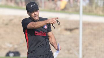Simeone dando indicaciones durante un entrenamiento.