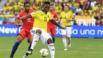 Yerry Mina dejó el campo de juego frente a Chile al minuto 81, luego de sufrir una molestia física. Macnelly Torres lo reemplazó.