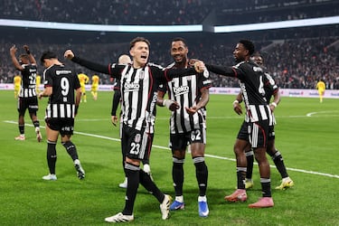 
Tercer representante turco entre los 20 mejores, con afición inmensa y fiel.