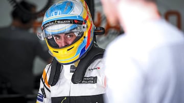 Fernando Alonso en el box de McLaren Honda en Sepang, Malasia.