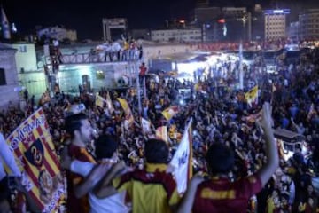 Fanáticos del equipo Galatasaray celebran, la Superliga de Campeones de Turquía, en Estambul (Turquía). El Galatasaray logró su vigésimo título de campeón de la Liga turca, tras el empate (2-2) cosechado hoy por el Fenerbahce, segundo clasificado, en su visita al campo del Istanbul Basaksehir. 