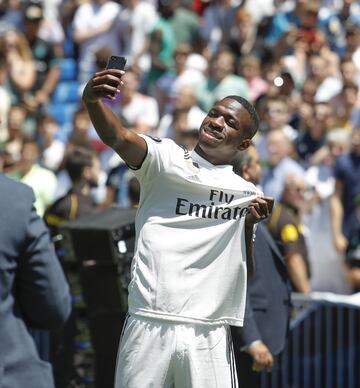 El 20 de julio de 2018 el jugador brasile?o por fin fue presentado ante la afici¨®n madridista. La joven perla alberga todas las esperanzas futuras del Real Madrid.