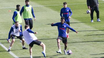 El Atlético, en el entrenamiento de este domingo, 8 de marzo.